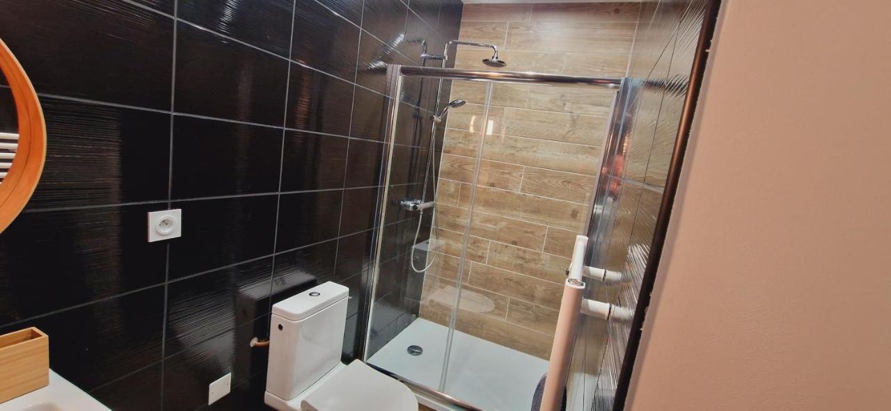 Nid Douillet Pres De La Halle - Le Tambora Crémieu Extérieur photo