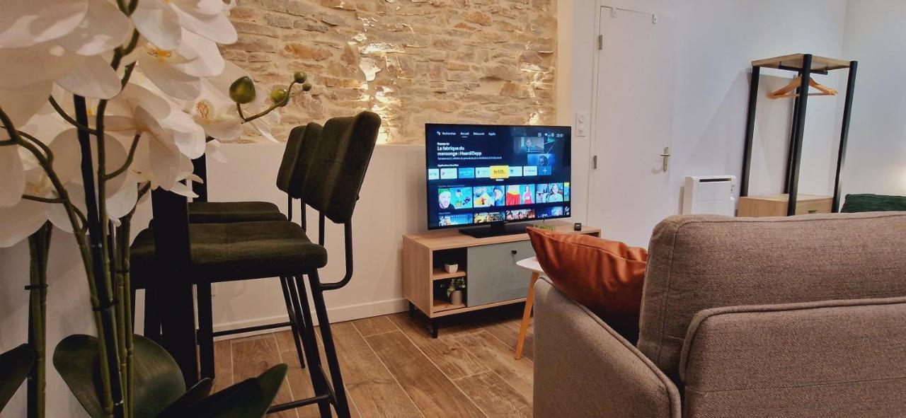 Nid Douillet Pres De La Halle - Le Tambora Crémieu Extérieur photo